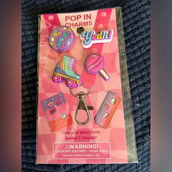 Shoe or bag charms‎ - Picture 1 of 4